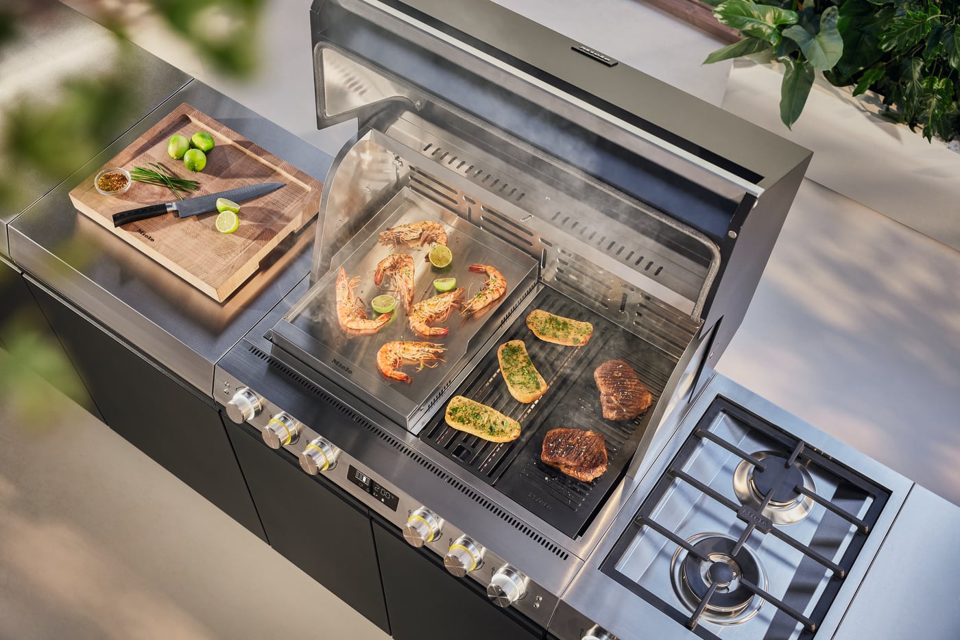 “Dreams” permet aux clientes et clients de réaliser la cuisine d’extérieur de leurs rêves. La première cuisine d’extérieur de Miele a été créée conjointement avec l’entreprise spécialisée dans les barbecues Otto Wilde Grillers