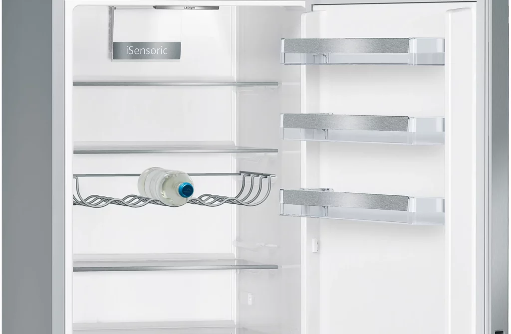 Siemens KG39EAICA – vue intérieure du réfrigérateur avec éclairage LED et organisation des clayettes