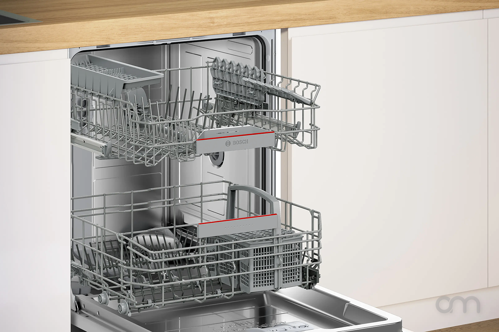Lave-vaisselle Bosch ouvert avec ses deux paniers chargés, encastré sous plan de travail