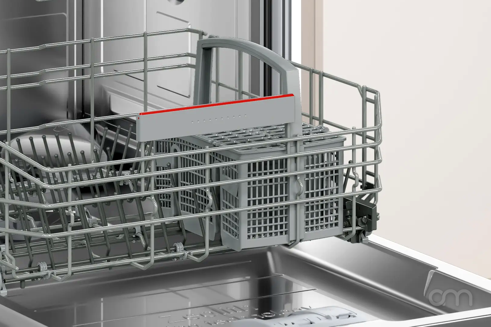 Détail de la cuve inox au fond d'un lave-vaisselle Bosch — zone du filtre à nettoyer régulièrement