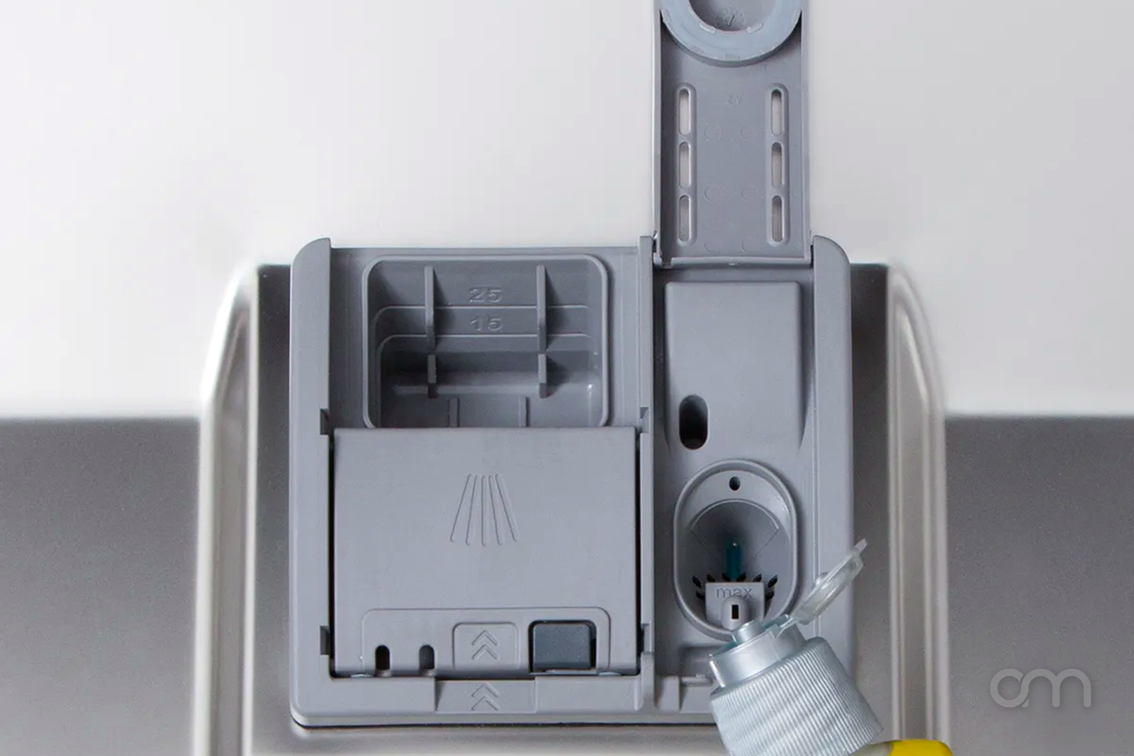 Remplissage du compartiment de liquide de rinçage d'un lave-vaisselle Bosch (entretien régulier)