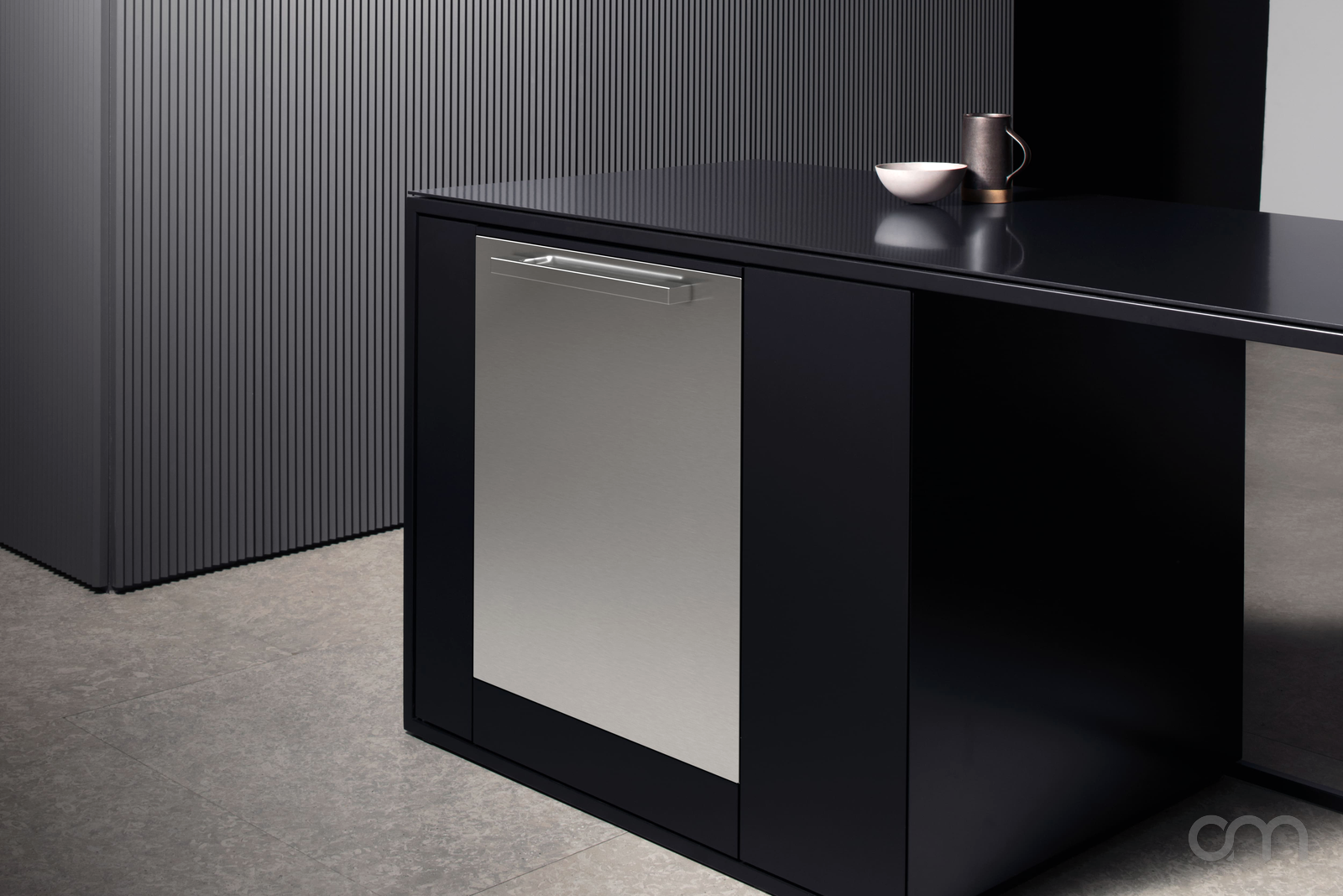 Cuisine premium avec lave-vaisselle Miele entièrement intégré, façade inox sur îlot noir mat