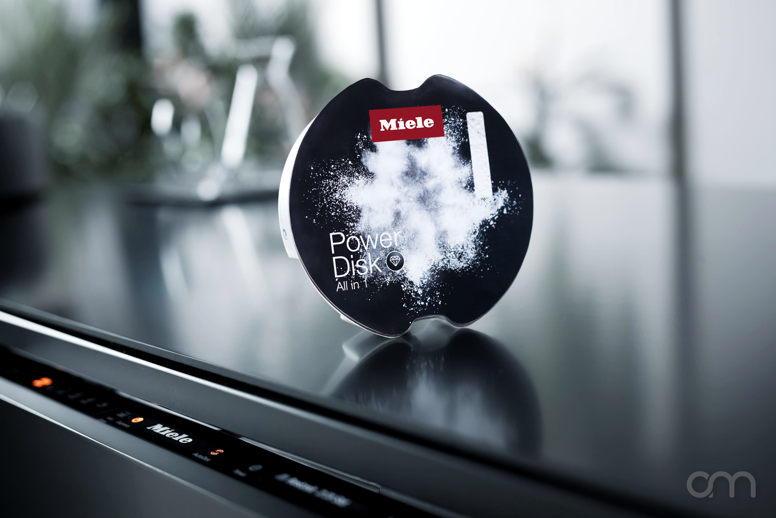 PowerDisk Miele All-in-1, produit d'entretien tout-en-un posé sur le bandeau du lave-vaisselle Miele