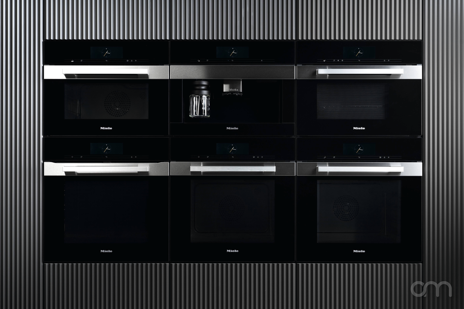 Ensemble de fours encastrables Miele — four, four vapeur et machine à café — installés en colonne
