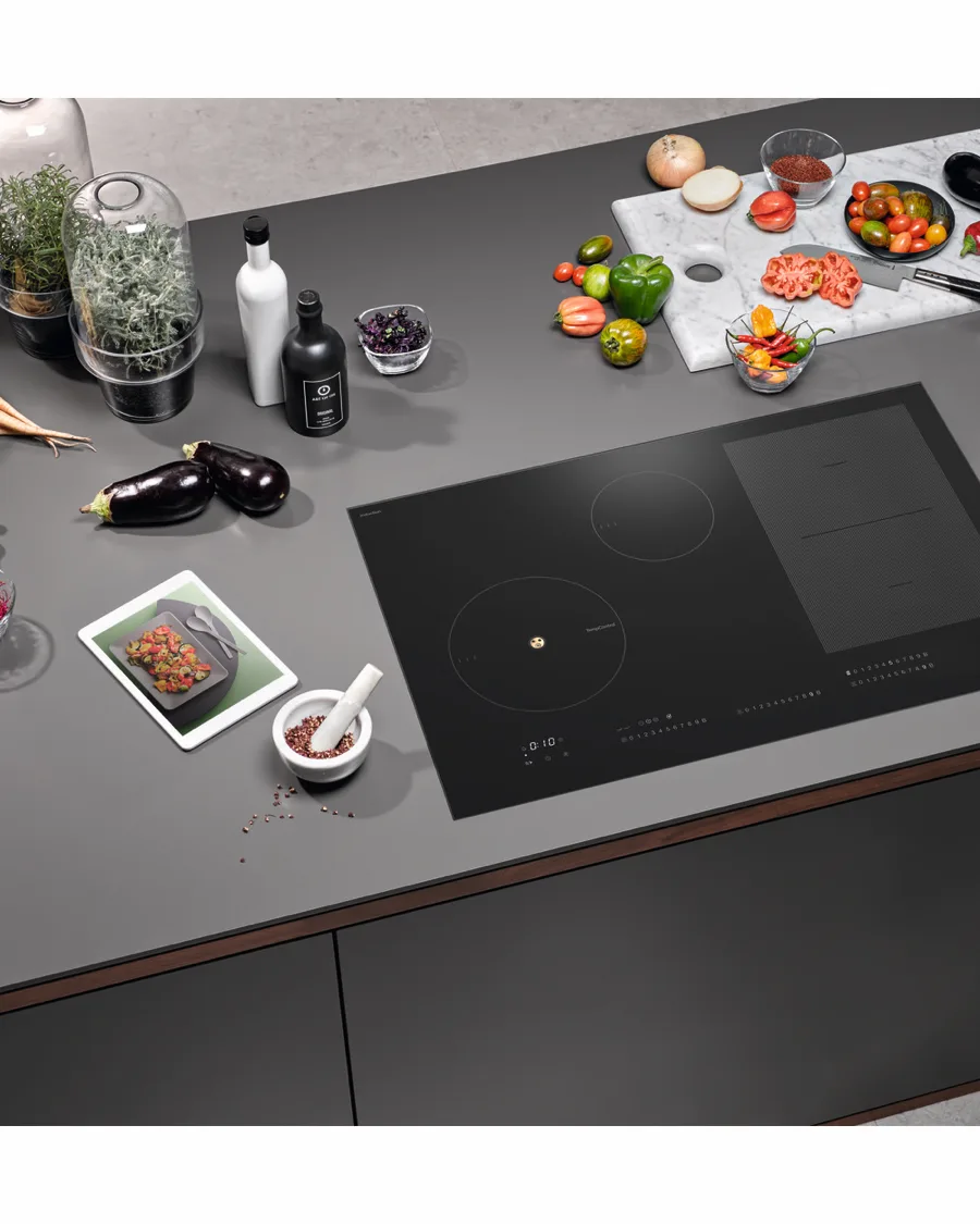 Table &agrave; induction Miele encastr&eacute;e au millim&egrave;tre