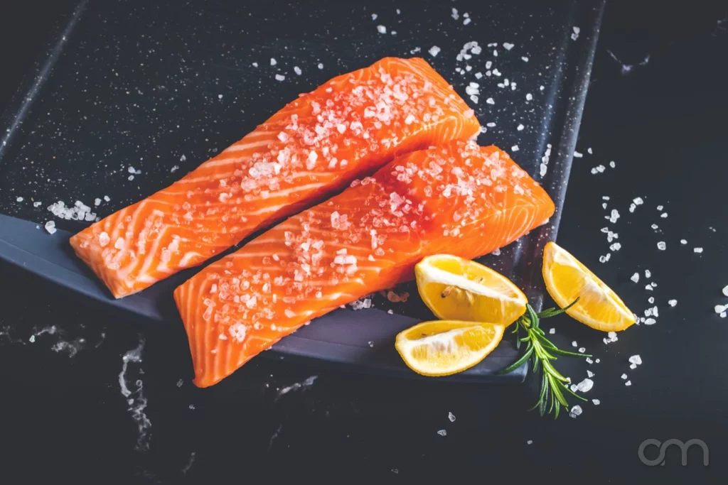 Saumon et légumes en cuisson dans le bac d'un four vapeur