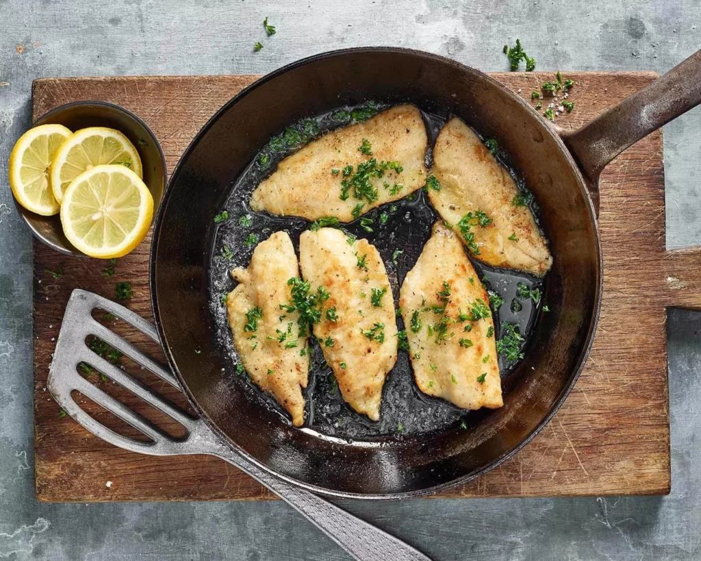 Filets de perche meunière au citron et persil, poêlés