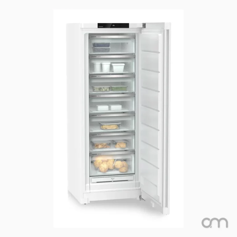 Congélateur premium ouvert avec un dessert glacé à l'intérieur
