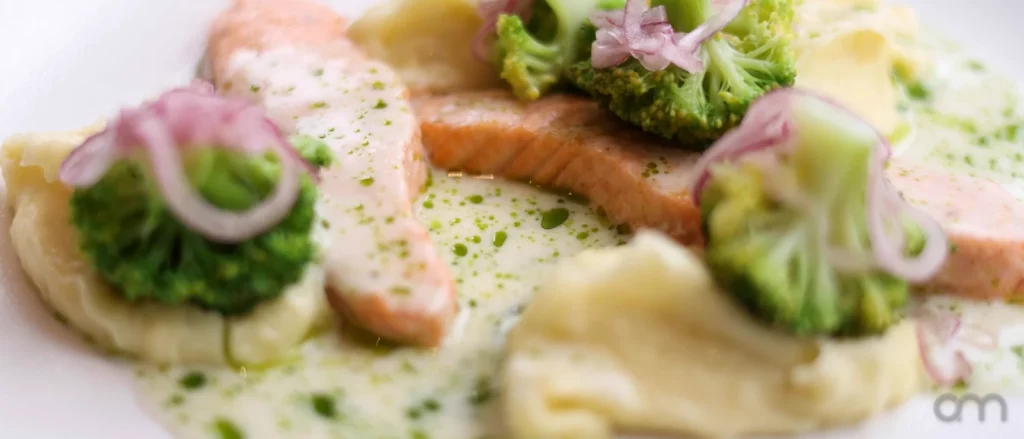 Filet de saumon vapeur nacré et légumes primeurs, gros plan