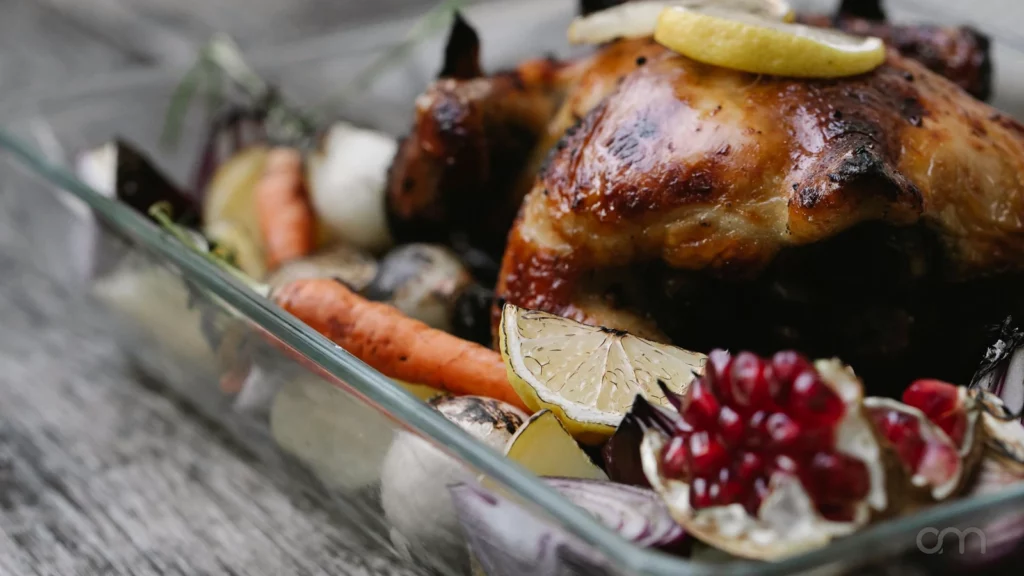 Poulet rôti au four : pommes grenaille et légumes racines, la recette du dimanche