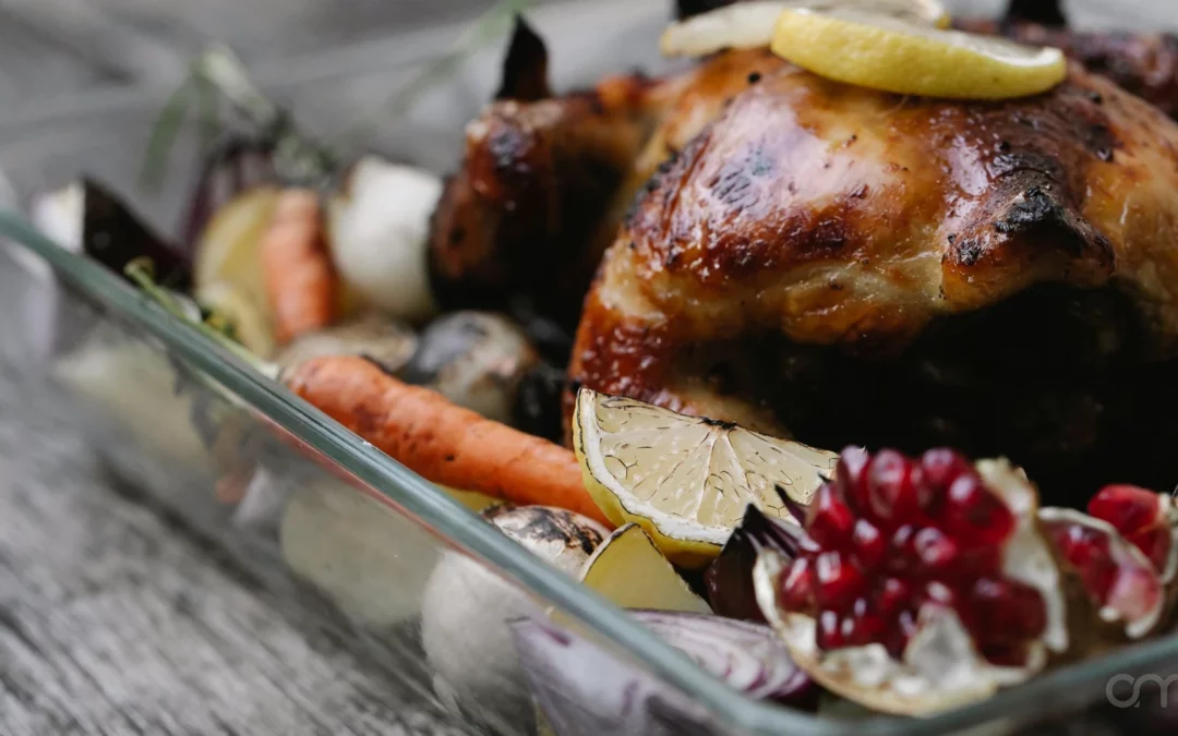 Poulet rôti au four : pommes grenaille et légumes racines, la recette du dimanche
