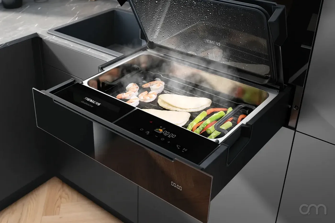 Tiroir vapeur Siemens iQ700 en cuisson vapeur pleine puissance, façade verre noir encastrée
