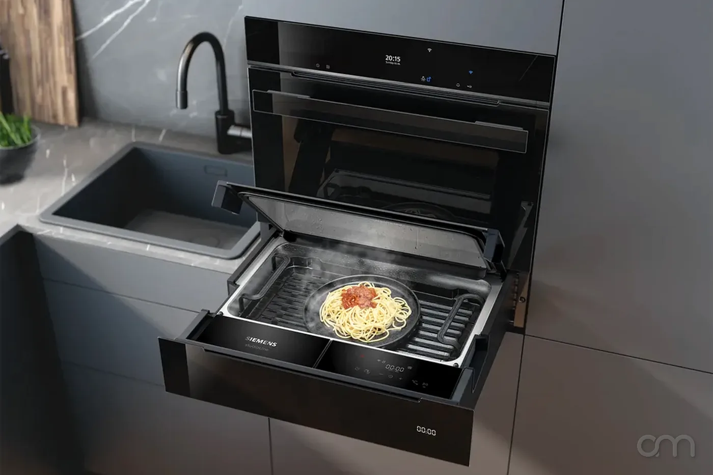 Tiroir vapeur Siemens réchauffant un plat à la vapeur sans le dessécher, écran de commande visible