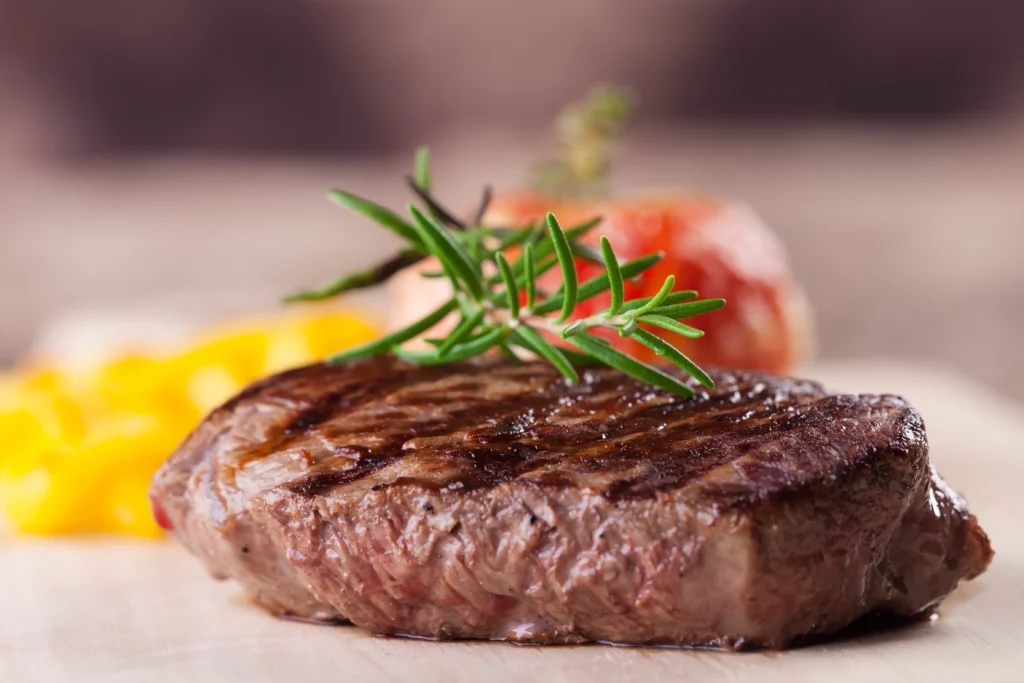 Entrecôte saisie à feu vif, croûte brune marquée au gril et brin de romarin