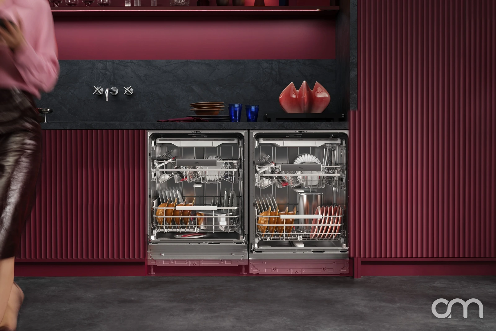 Deux lave-vaisselle AEG New FAVORIT encastrés portes ouvertes, paniers supérieur et inférieur entièrement chargés dans une cuisine contemporaine — conseil, vente et pose par Arts & Ménagers dans le canton de Neuchâtel