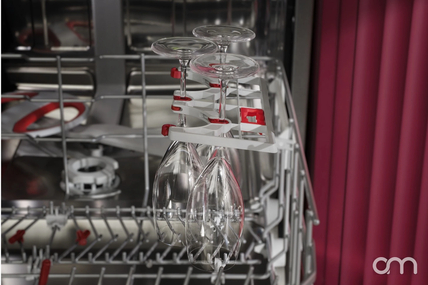 Verres à pied maintenus par les clips du panier EasyFlex d'un lave-vaisselle AEG New FAVORIT, lavage tout en douceur en zone haute — spécialiste électroménager Arts & Ménagers, canton de Neuchâtel