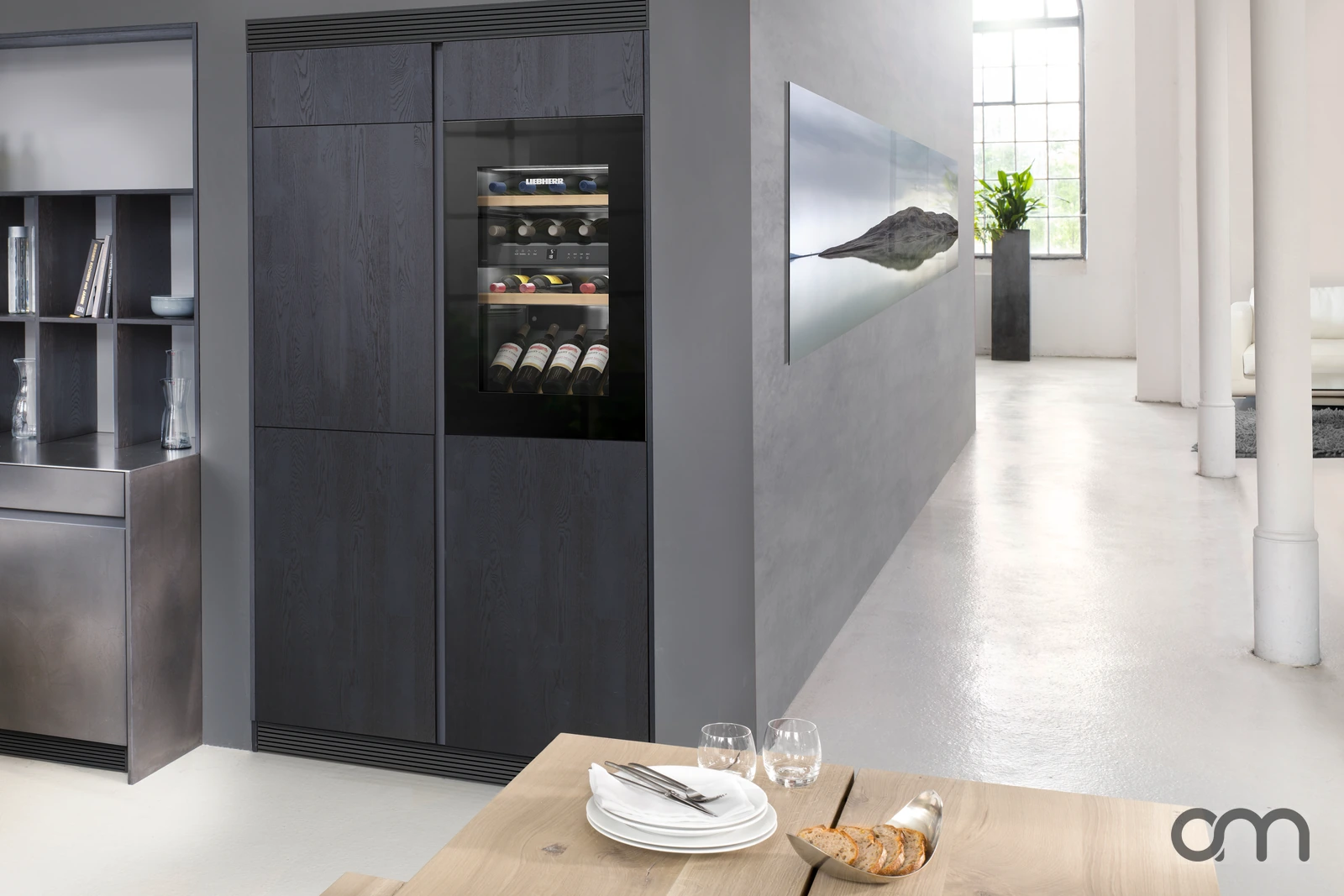 Cave à vin Liebherr Vinidor encastrée dans une colonne de cuisine, installation réalisée par Arts & Ménagers dans le canton de Neuchâtel