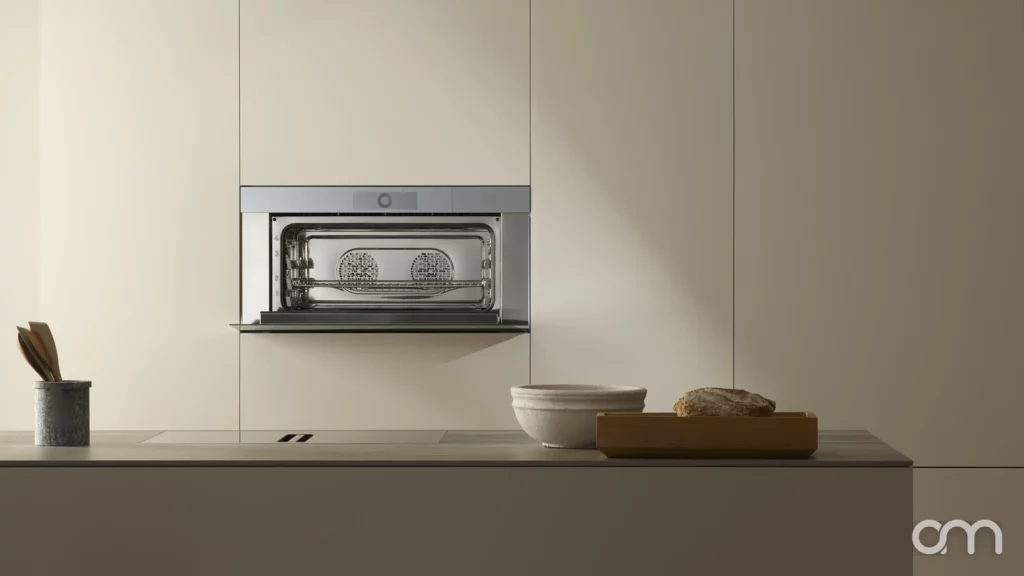 Four combiné-vapeur V-ZUG CombairSteamer encastré porte ouverte dans une cuisine claire