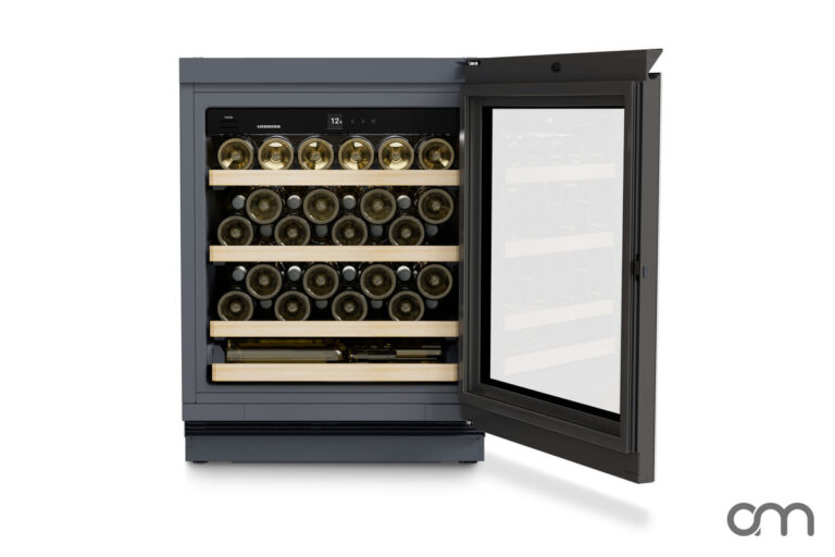 Cave à vin intégrable Liebherr UWgb 3631, porte vitrée ouverte sur les clayettes en bois garnies de bouteilles, afficheur à 12 °C