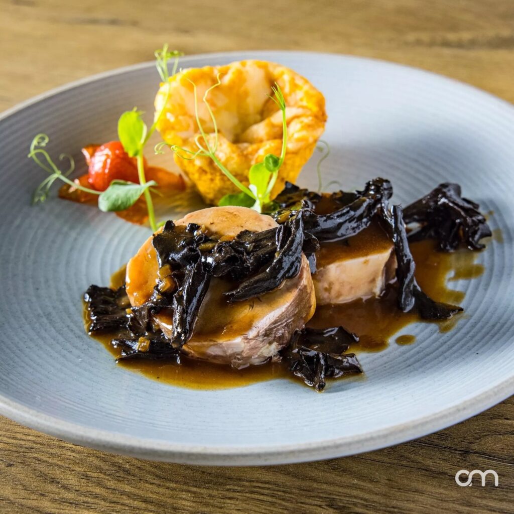 Filet de veau basse température tranché rosé, chanterelles du Jura et écrasée de pommes de terre nouvelles