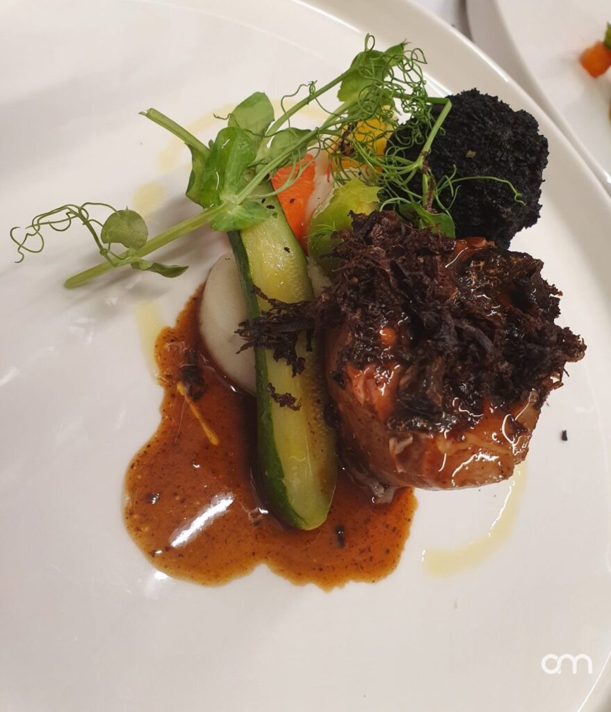 Tranches de filet de veau rosé dressées avec une poêlée de chanterelles et du persil plat