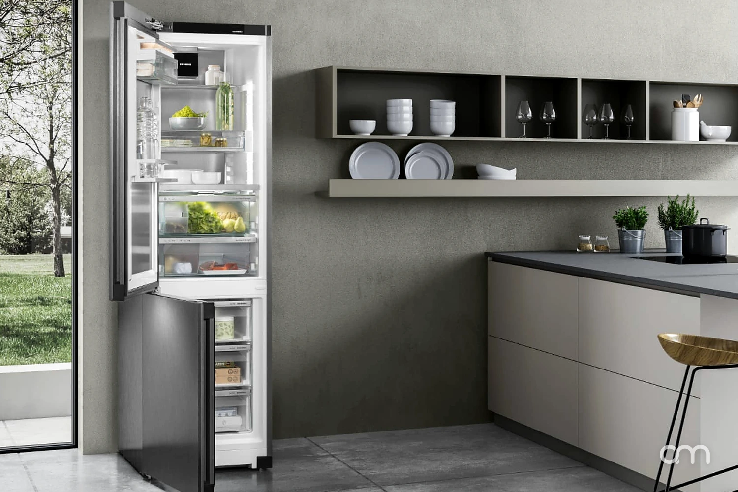 Réfrigérateur combiné Liebherr ouvert, intérieur rangé et éclairé, dans une cuisine du canton de Neuchâtel
