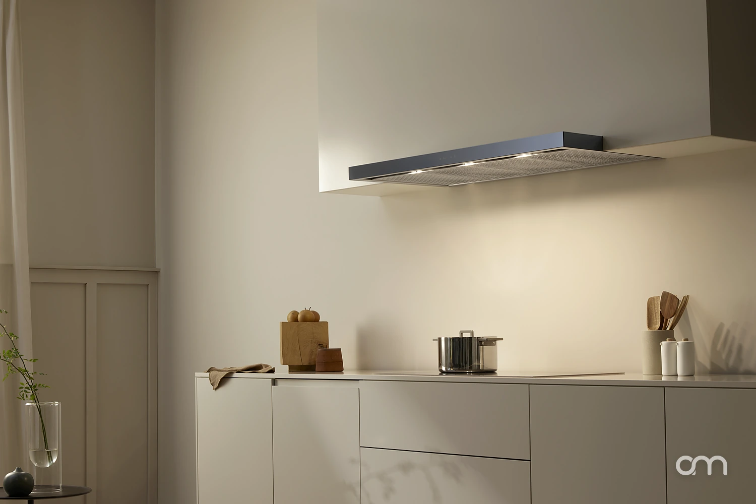 Hotte V-ZUG AiroClear en fonctionnement au-dessus d'une table de cuisson dans une cuisine moderne du canton de Neuchâtel
