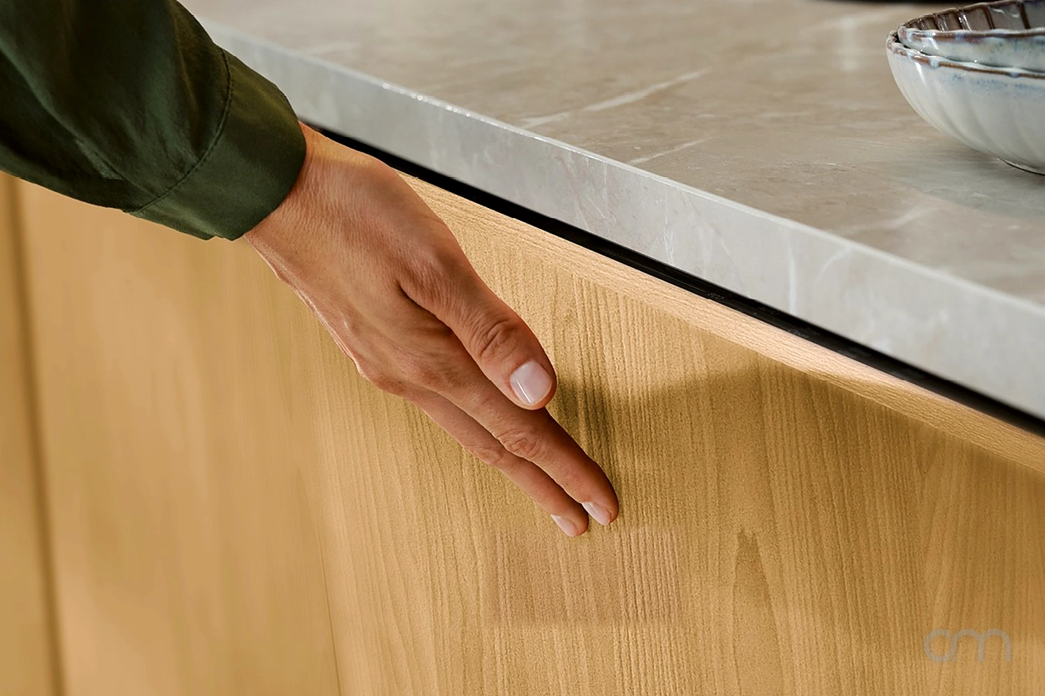 Façade sans poignée d'un lave-vaisselle Electrolux 2026, ouverture par simple pression, cuisine du canton de Neuchâtel
