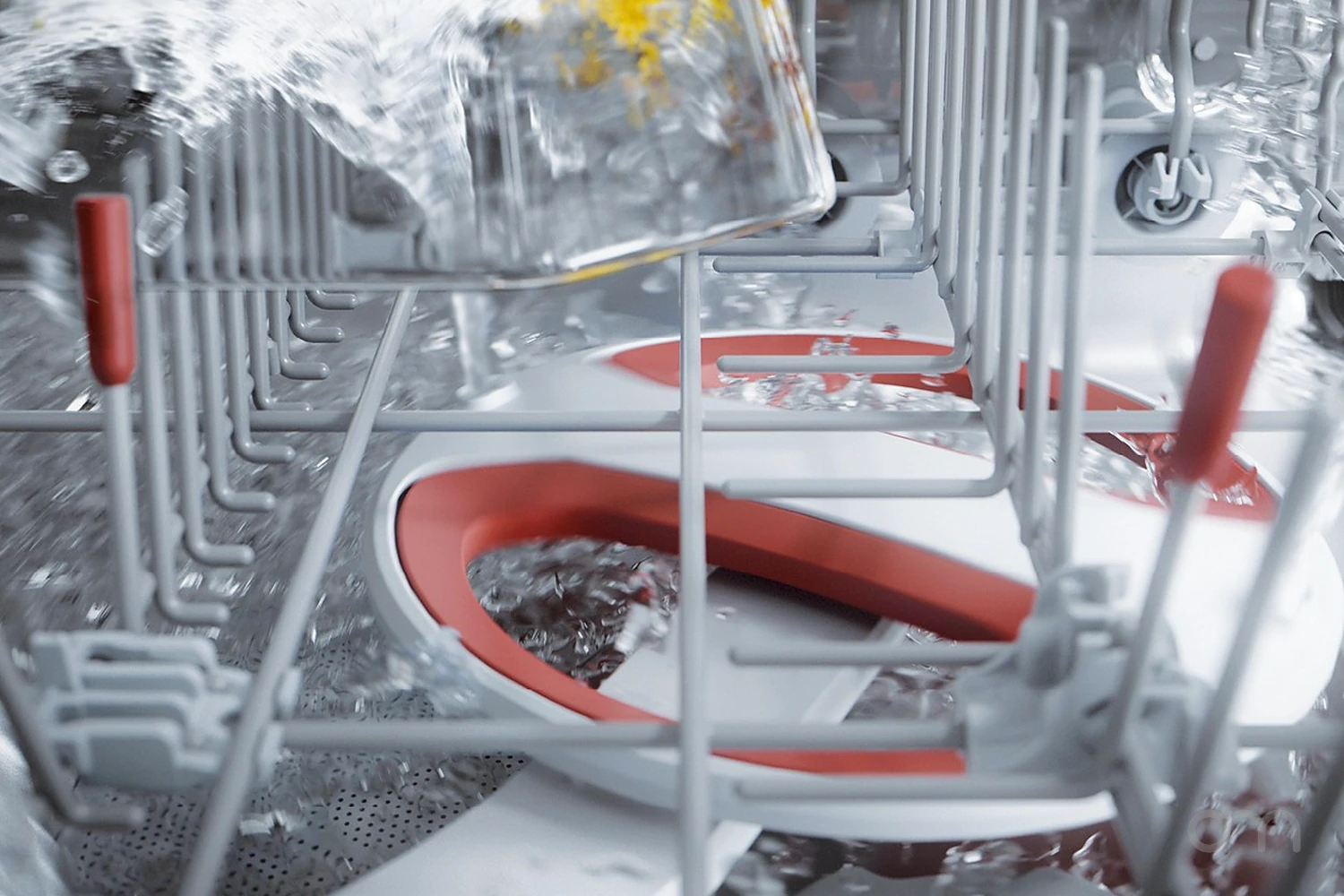 Intérieur de cuve d'un lave-vaisselle Electrolux 2026 : paniers, dents de maintien et aspersion en cours