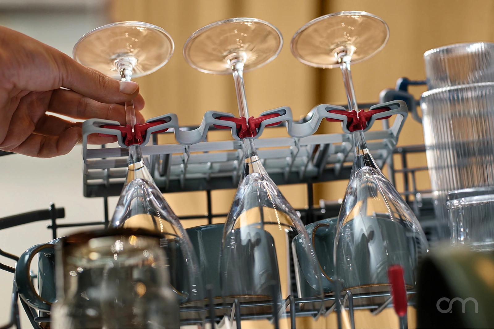 Chargement de verres à pied dans le panier supérieur d'un lave-vaisselle Electrolux 2026, canton de Neuchâtel