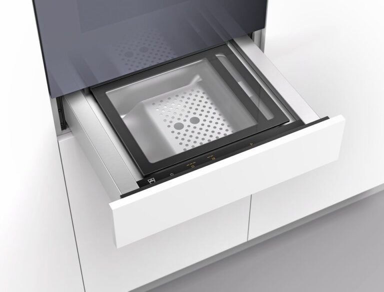 Tiroir de mise sous vide V-ZUG VacuDrawer V6000 14 ouvert, cuve inox et couvercle en verre