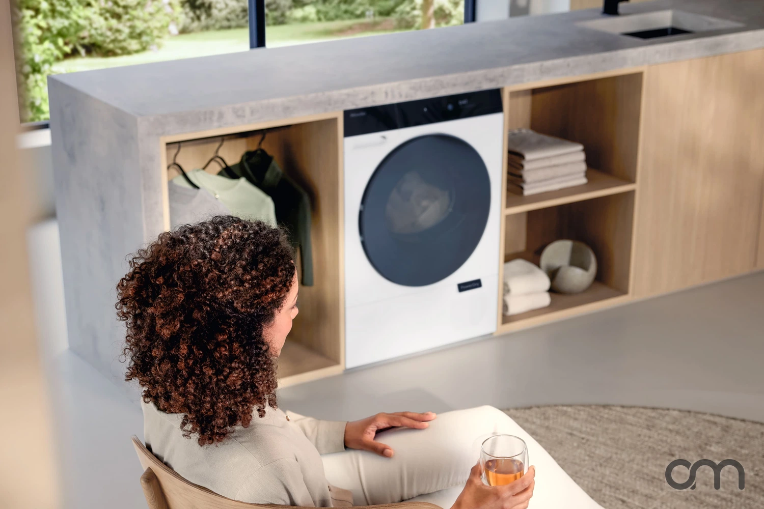 Sèche-linge à pompe à chaleur Miele intégré dans une buanderie contemporaine du canton de Neuchâtel