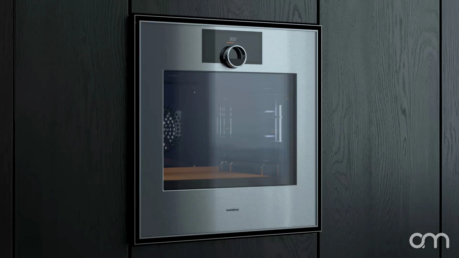 Four encastrable Gaggenau série Expressive intégré dans un panneau de chêne noir, écran allumé et anneau de commande en façade — conseil, livraison et pose Arts & Ménagers, Neuchâtel