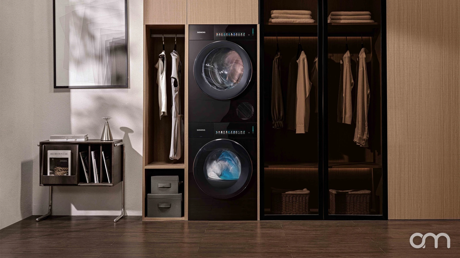 Colonne Siemens iconicEdition : lave-linge et sèche-linge superposés en verre noir brillant dans un dressing contemporain — vente, livraison et pose par Arts & Ménagers dans le canton de Neuchâtel