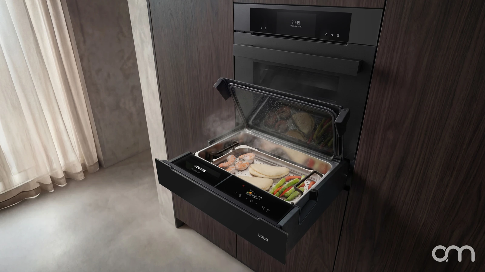 Tiroir de cuisson vapeur Siemens ouvert, crevettes et légumes en cuisson sous le four encastré — appareil vendu et installé par Arts & Ménagers, canton de Neuchâtel