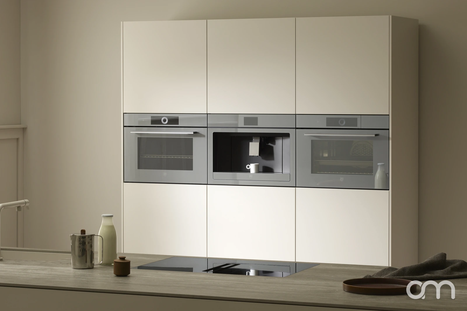 Colonne de cuisine V-ZUG avec four, CoffeeCenter et combi-vapeur encastrés, appareils à détartrer dans un logement du canton de Neuchâtel