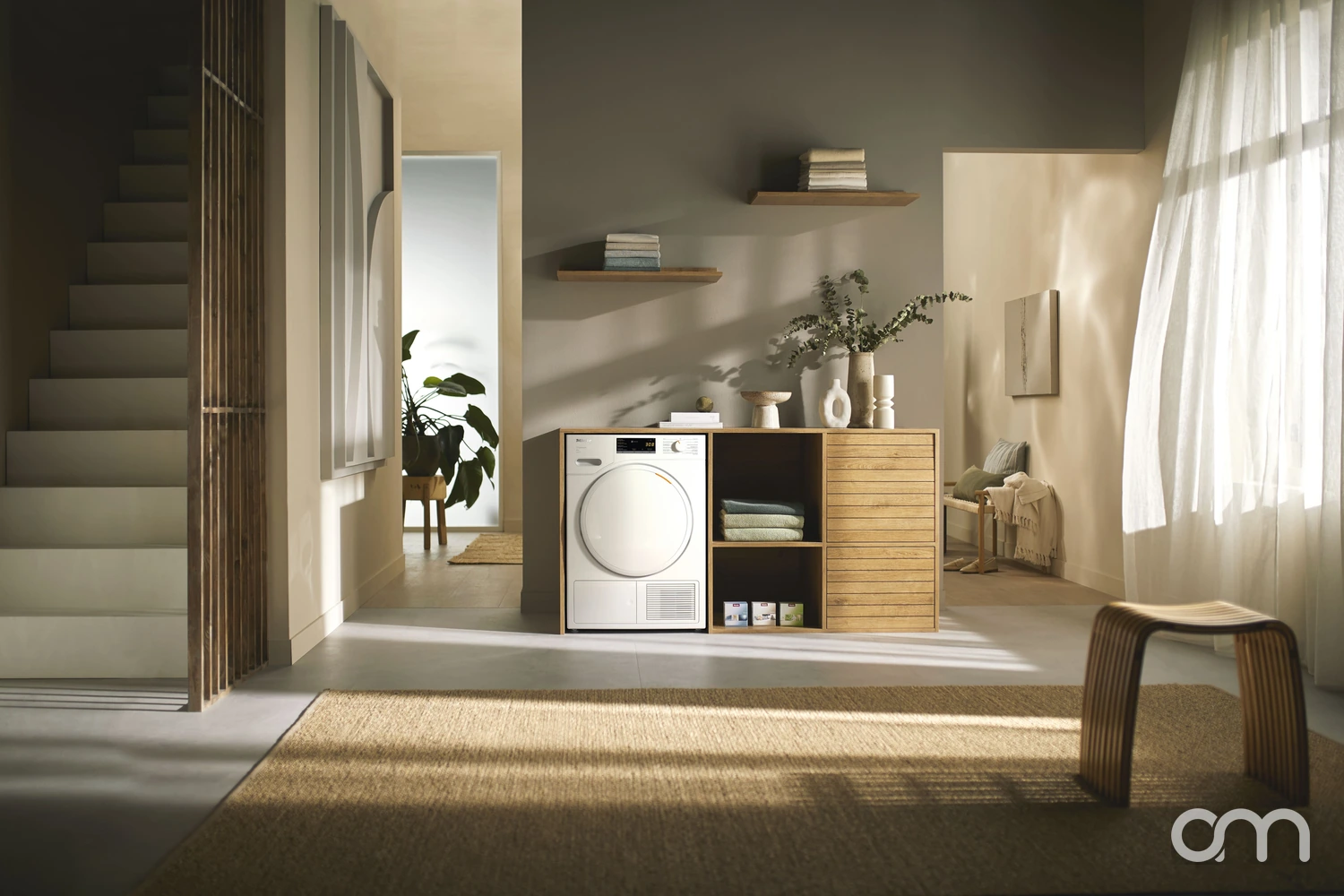 Sèche-linge à pompe à chaleur Miele installé dans une buanderie d'appartement, canton de Neuchâtel