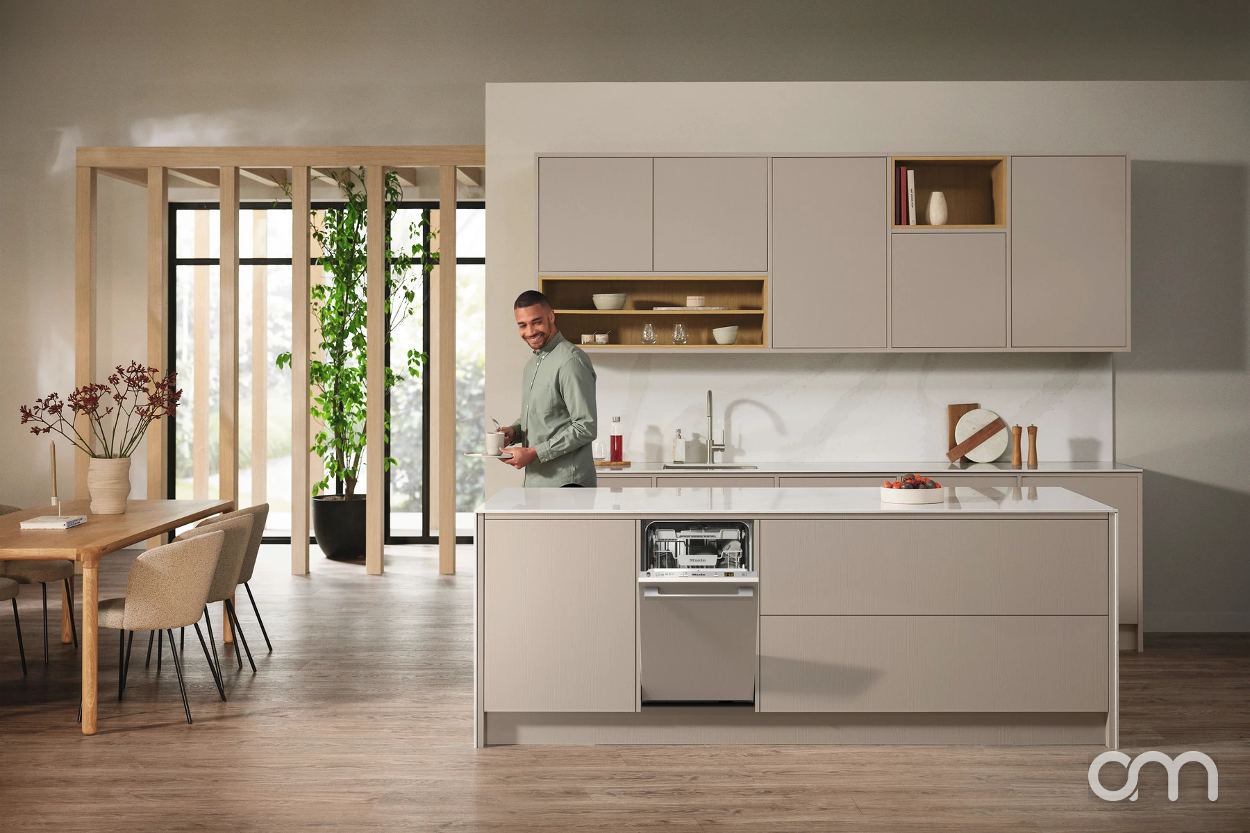 Lave-vaisselle Miele intégré sous plan de travail dans une cuisine du canton de Neuchâtel