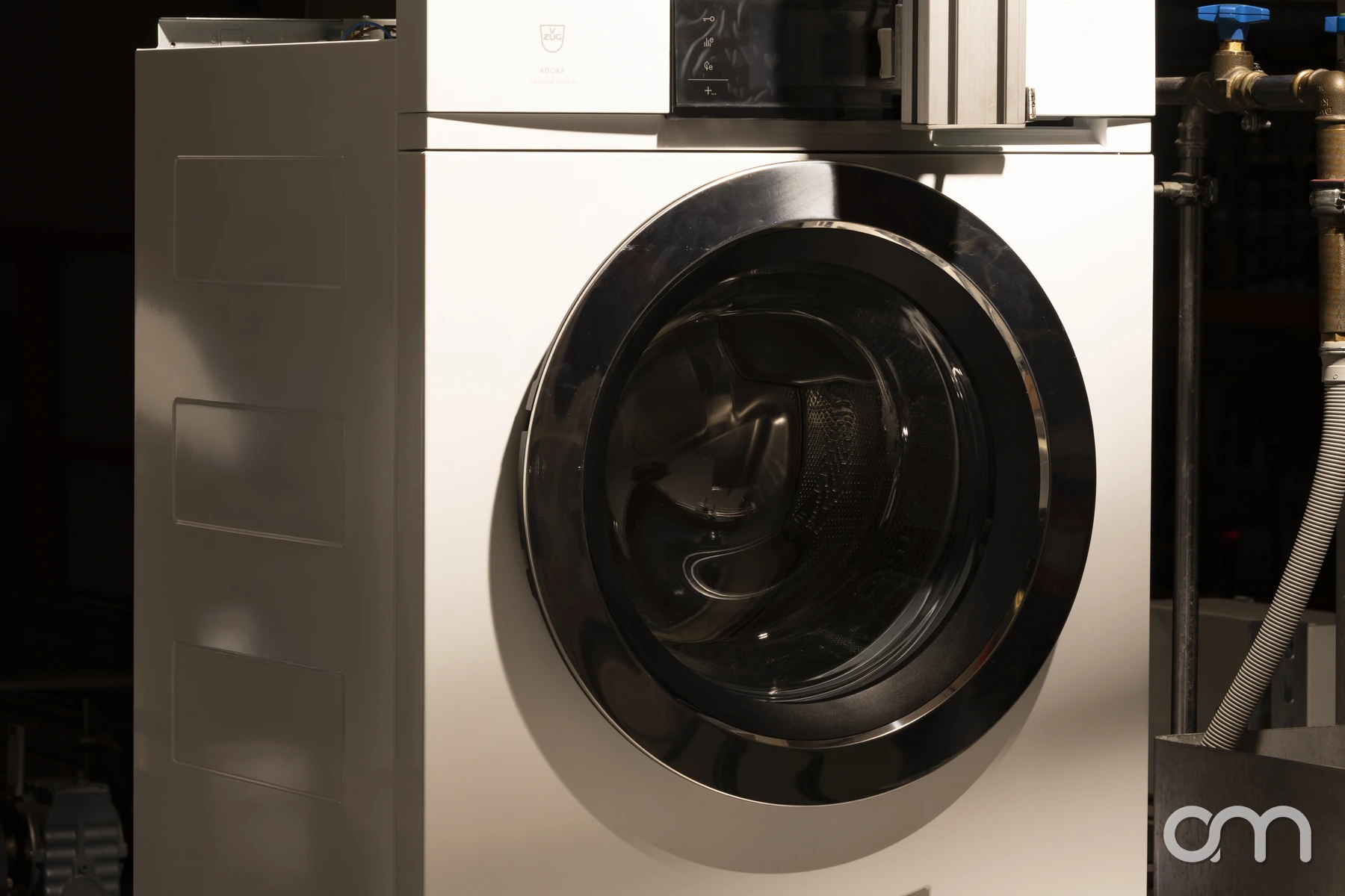 Lave-linge V-ZUG Adora Circular Edition terminé en sortie de ligne à Zoug, hublot noir et façade blanche