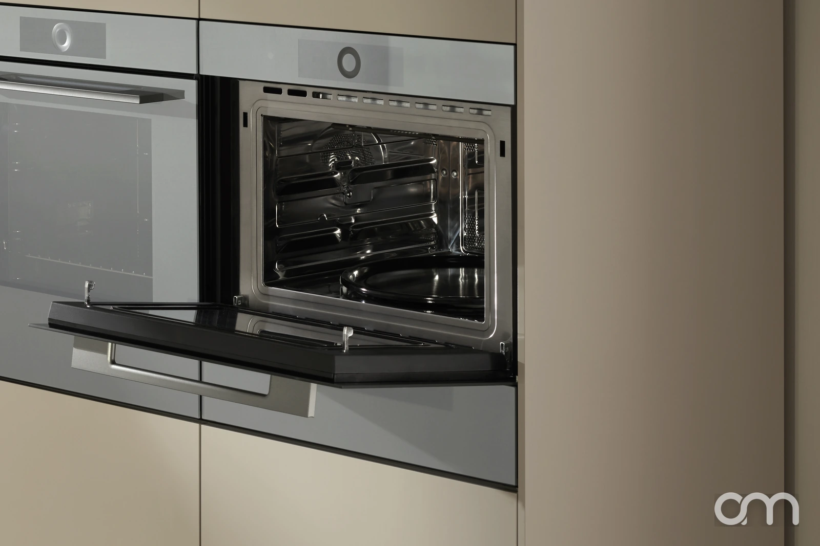 Four V-ZUG encastré porte ouverte dans une colonne de cuisine, niche en norme suisse 76,2 cm, logement de Suisse romande