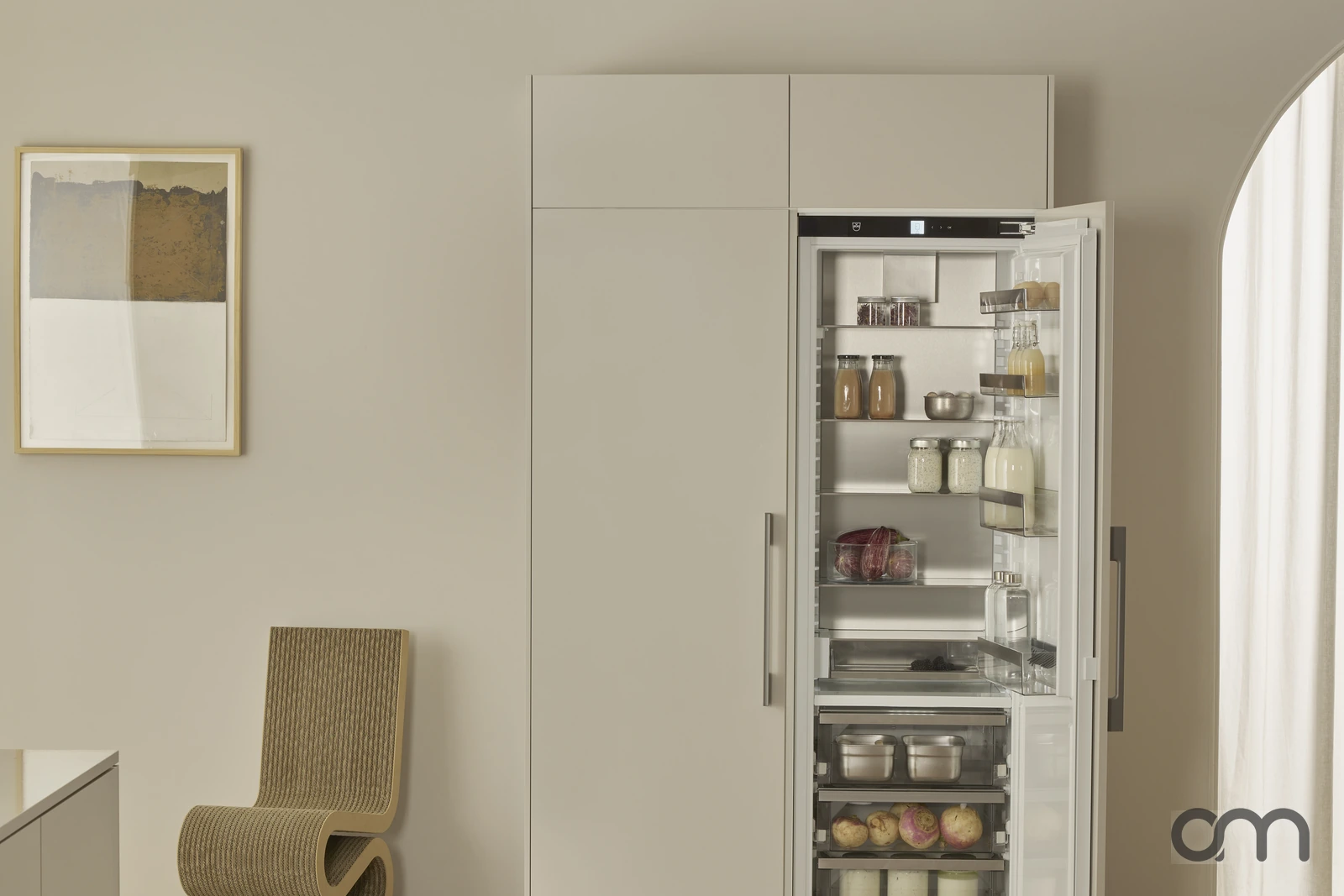 Colonne de réfrigérateur V-ZUG encastré porte ouverte, hauteur de niche norme suisse, cuisine contemporaine du canton de Neuchâtel